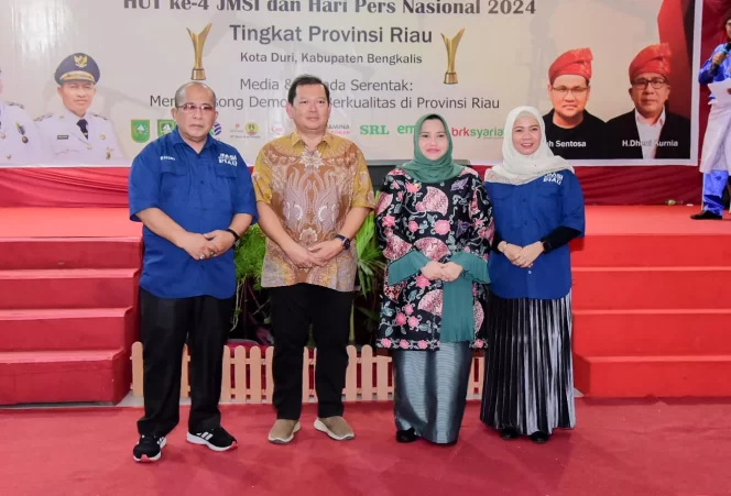 
 ? Dukung Kebebasan Pers, Kasmarni Dianugerahi Pin Emas JMSI Riau.