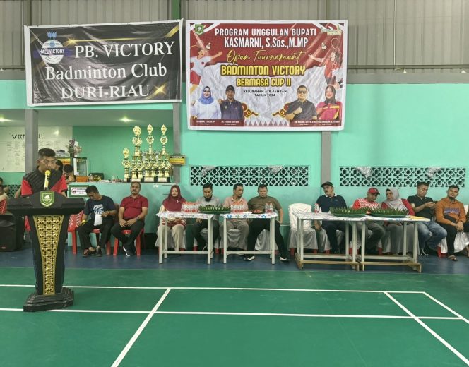 
 ? Staf Ahli Bupati Bidang Kemasyarakatan dan Sumberdaya Manusia Johansyah Saat Membuka Turnamen Bulu Tangkis Victory Bermasa CUP II Tahun 2024.