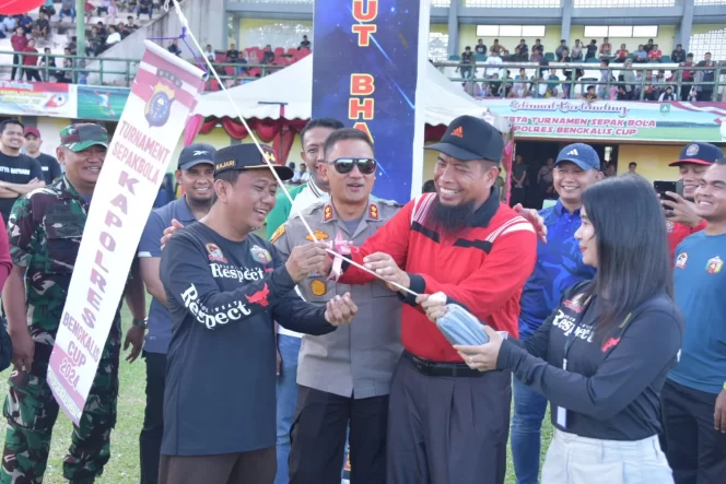 
 ? Kapolres Bengkalis AKBP Setyo Bimo Anggoro
bersama Bupati Bengkalis diwakili Asisten I Andris Wasono dan Kajari Bengkalis Zainur Arifin Syah saat pelepasan balon tanda dimulainya Turnamen Sepak Bola Kapolres Bengkalis Cup tahun 2024.