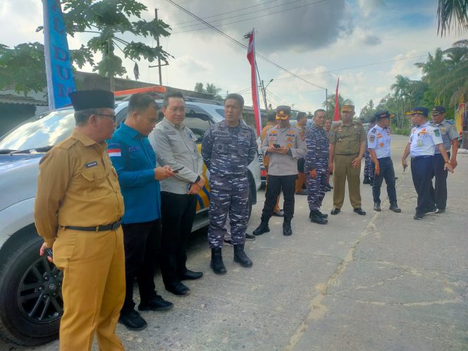
 ? Pemerintah Kabupaten Siak didampingi Paspotmar Lanal Dumai Mayor Laut (PM) Efendi Samosir, Danposal Bengkalis Letda Laut (P) Arisman, Wakapolres Siak beserta pejabat Pemkab Siak langsung meninjau kesiapan yang akan dipusatkan di Pos Babinpotmar Perawang Desa Pinang Sebatang.