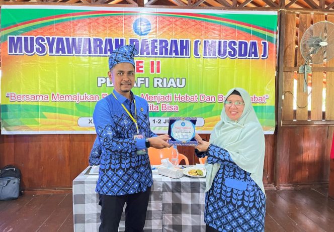 
 ? Ketua PC PAFI Bengkalis Mohammad Reza Firmansyah menerima penghargaan sebagai PC PAFI Terinspiratif.