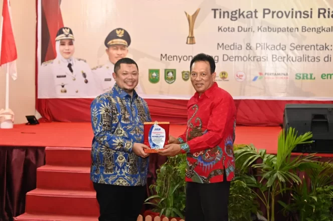 
 ? Kepala Bidang Pendidikan dan Litbang JMSI Pusat, Jayanto Arus Adi (kanan) menyerahkan penghargaan kepada Camat Mandau, Riki Rihardi.(kiri)