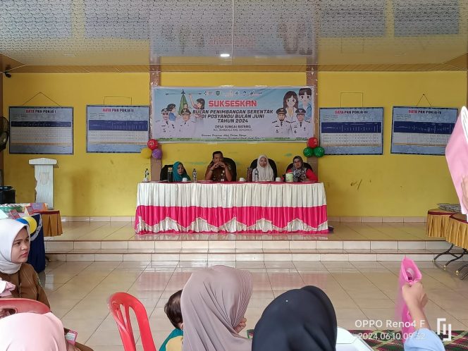 
 Pj. Kepala Desa Budiman SE, MM bersama dr. Tia Mandasari serta bidan desa saat pembukaan kegiatan timbang serentak bulan Juni 2024