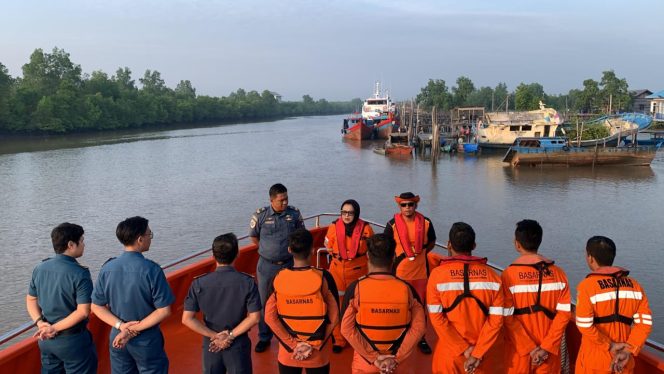 
 Tim Basarnas bersama tim gabungan lainnya saat persiapan pencarian korban tenggelam