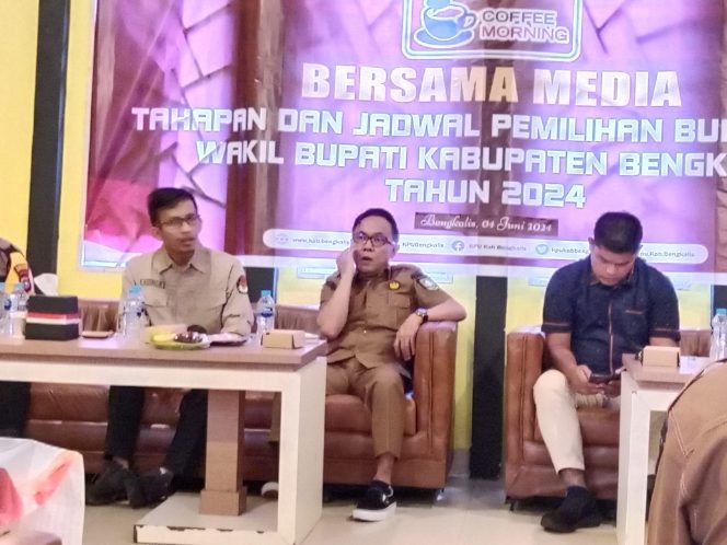 
 Sekda Bengkalis dr. Ersan Saputra bersama Ketua KPU serta komisioner KPU serta Waka Polres diacara coffee morning bersama sejumlah wartawan