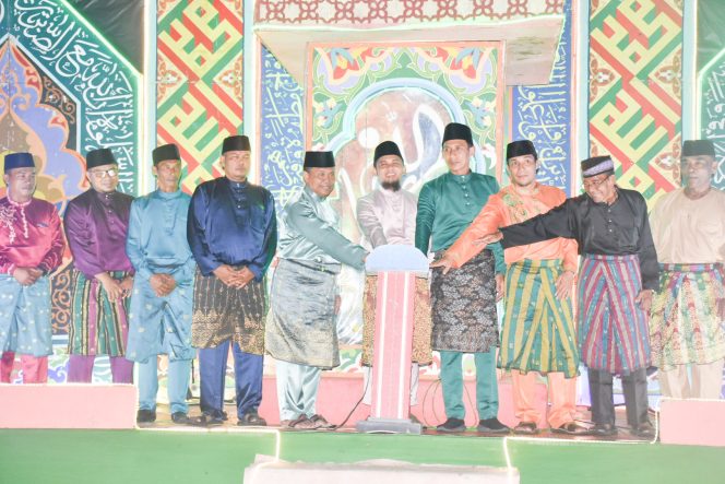 
 ? Penekanan tombol sirine tanda dibukanya MTQ ke-9 tingkat Desa Pangkalan Batang Barat.