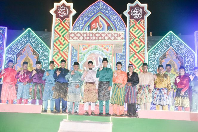 
 ? Foto bersama usai pembukaan MTQ tingkat Desa Pangkalan Batang Barat.