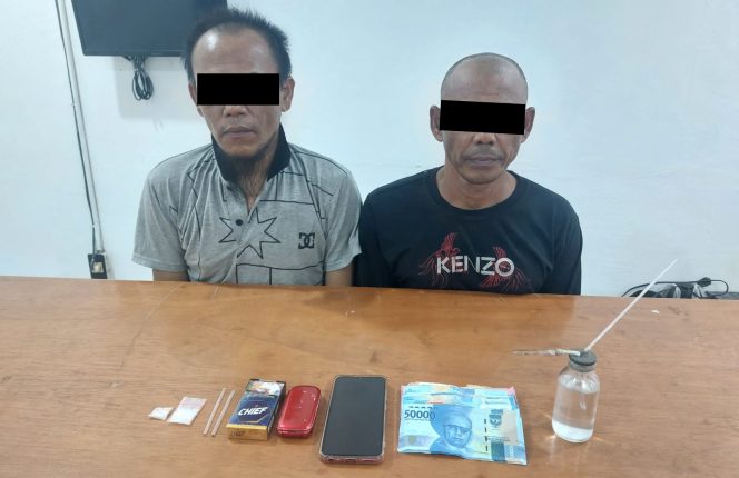 
 ? Tersangka F alias Buyuang Lelo (kanan) dan AF (kiri) bersama barang bukti.