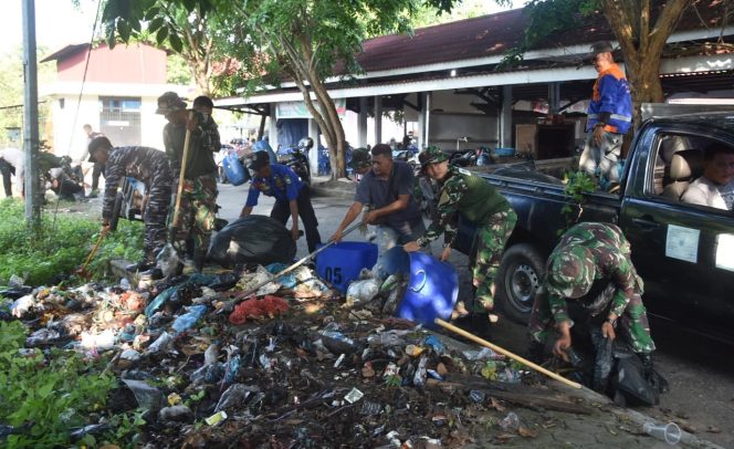 
 ? Para personil gabungan sibuk membersihkan sampah di Pasar Terubuk, Bengkalis. 