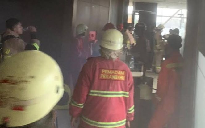 
 ? Si Jago Merah Lalap Ruang Operasional Bank Riau Kepri. (Doc: JPNN.com)