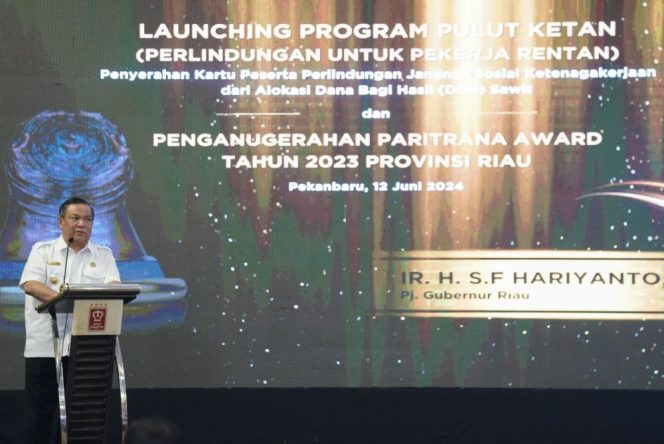 
 ? Pj. Gubernur Riau (Gubri), SF Hariyanto 
saat melaunching Program Perlindungan untuk Pekerja Rentan (Sumber: MCR)