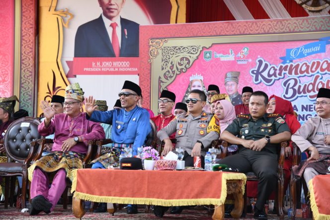 
 ?  Wabup, H. Bagus Santoso (baju biru), tampak antusias menyaksikan penampilan para peserta karnaval.