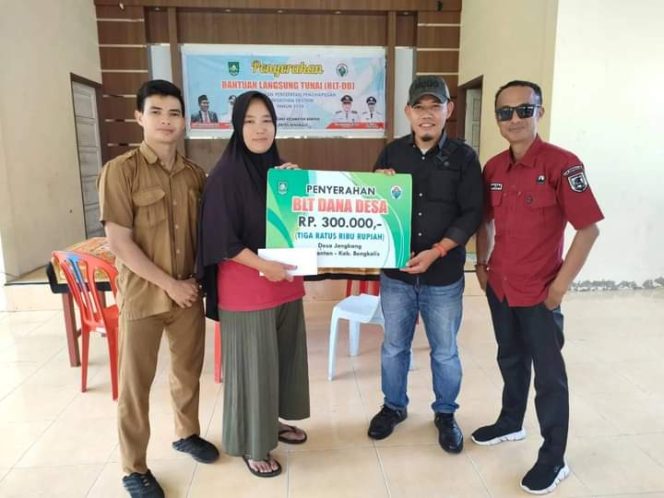 
 Pj. Kepala Desa Jangkang Al Amin SP saat menyerah kan bantuan BLT-DD ke pemanfaat