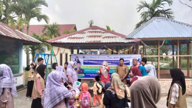 
 Kegiatan imunisasi pin polio di Desa Pedekik
