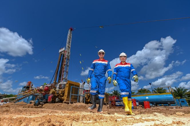 
 Karyawan PHR Sedang melakukan pengawasan di blok Rokan