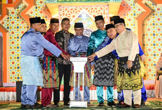 
 ? Penekanan sirine tanda dibukanya MTQ ke-56 tingkat Kecamatan Bengkalis.