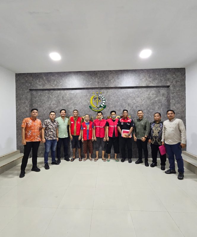 
 Kasi Intel Jari Bengkalis Herdianto saat menyerahkan para tersangka ke Rutan Bengkalis