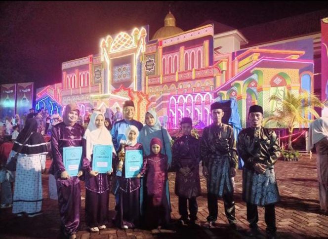 
 Pj. Kades Sungai Batang Budiman SE, MM bersama para peserta perwakilan Desa Sungai batang di acara penutupan MTQ Tingkat Kecamatan Bengkalis