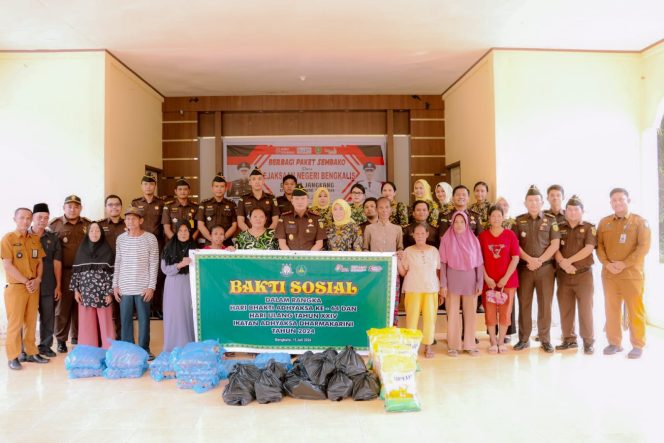
 Kejari Bengkalis, Dr. Sri Odit Meganondo bersama sejumlah Pegawai Kejaksaan saat melakukan kunjungan di Desa Jangkang, Senin, (15/7) 