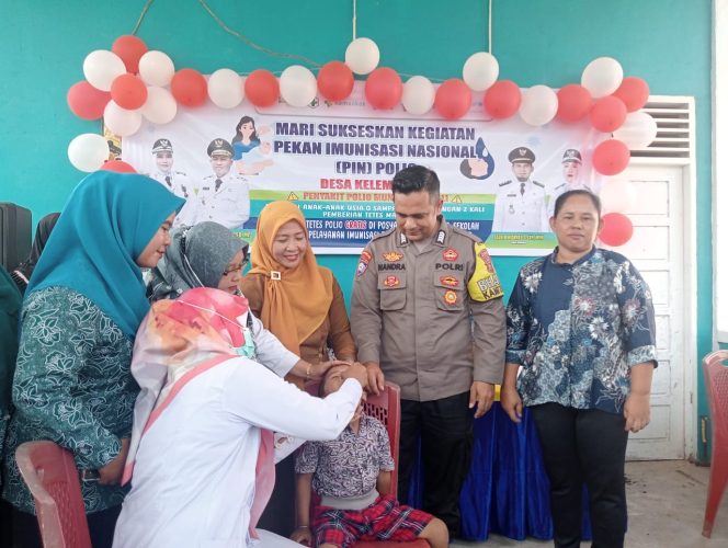 
 Pj. Kades Kelemantan Ruzini, S. Pdi bersama Bhabinkamtibmas serta ibu PKK saat melakukan kegiatan imunisasi