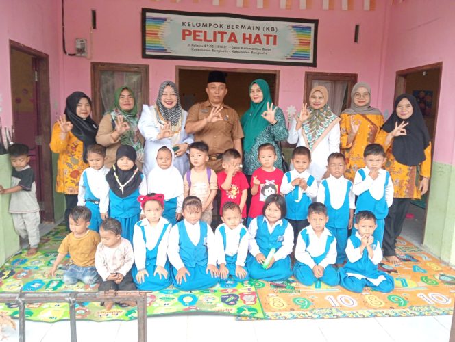 
 Pj. Kades Kelemantan Barat MHD. Nasir Rustam bersama anak-anak usai pelaksanaan vaksinasi polio