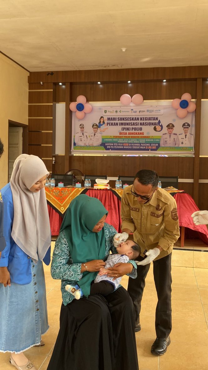 
 Pj. Kades Al Amin saat memberikan pin Polio