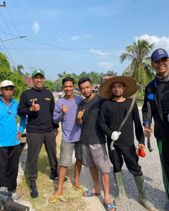 
 ? Warga Dusun Kampung Parit antusias melaksanakan gotong royong.