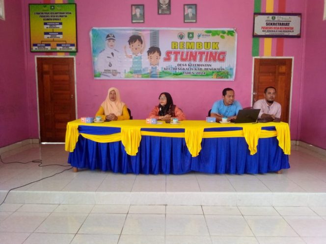 
 Pj. Kades Kelemantan Ruzini, S. Pd.i bersama pendamping desa P3MD Ruliono, serta narasumber lainnya diacara Rembuk Stunting, Selasa, (30/7) 