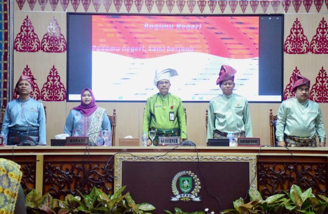 
 ? Bupati Kasmarni dan Wakil Bupati Bagus Santoso menghadiri Sidang Paripurna Istimewa untuk memperingati Hari Jadi ke-512 Bengkalis