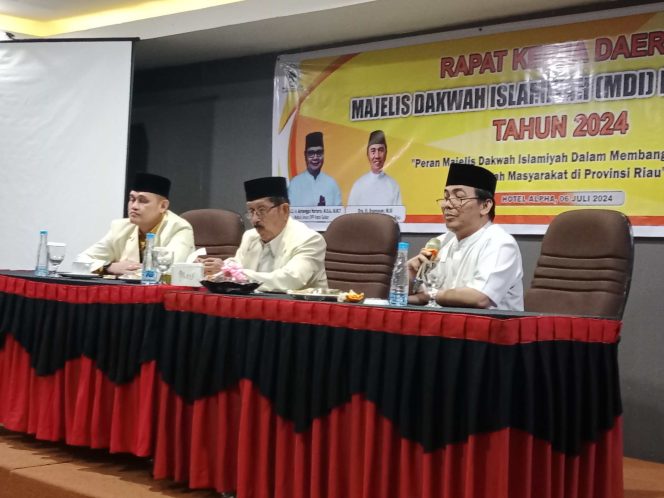 
 Dr. H Abdurrazak MM, bersama Dr. H Mawardi Saleh, Lc saat menjadi narasumber raker MDI Provinsi Riau di hotel Alpha