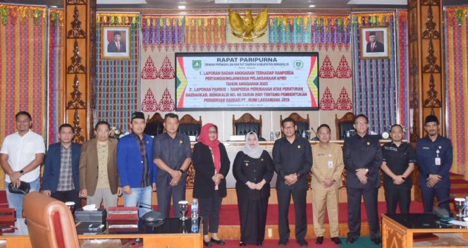 
 Kasmarni bersama pimpinan DPRD Sosial usai rapat paripurna