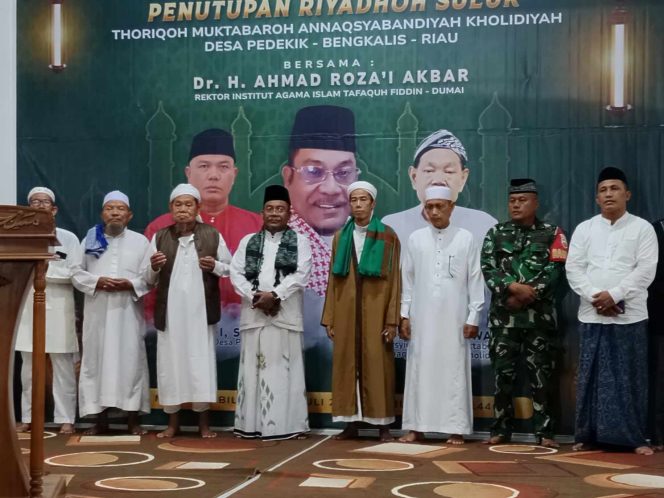
 Dr. H. Ahmad Roza'i penceramah dari kota Dumai bersama sejumlah alim ulama dan Sekdes saat pembukaan acara peringatan tahun baru Hijriah