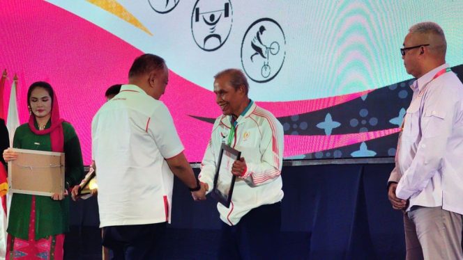
 ? Komite Olahraga Nasional (KONI) Provinsi Riau, menerima penghargaan dari KONI Pusat.(Sumber: MCR)
