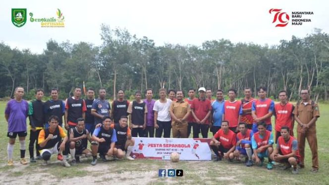 
 Pj. Kades Simpang Ayam tengah bersama sejumlah pemain di acara pembukaan turnamen