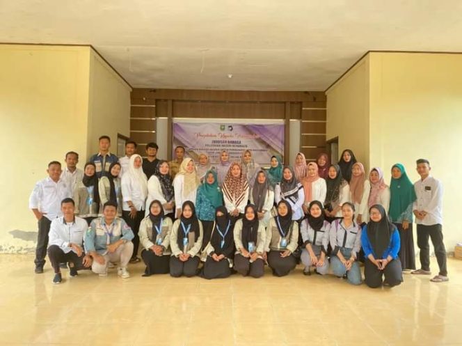 
 Narasuber bersama peserta usai kegiatan Pelatihan bahasa Inggris pada sesi poto bersama