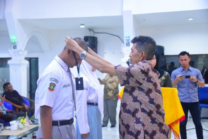 
 ? Pemerintah Kabupaten (Pemkab) Bengkalis resmi memulai pelatihan intensif bagi Pasukan Pengibar Bendera Pusaka (Paskibraka) yang akan bertugas pada peringatan Hari Ulang Tahun (HUT) ke-79 Republik Indonesia. 