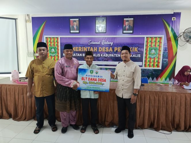 
 Pj. Kepala Desa Aswandi SE, Sy menyerahkan BLT-DD kepada masyarakat didampingi Sekretaris BPD