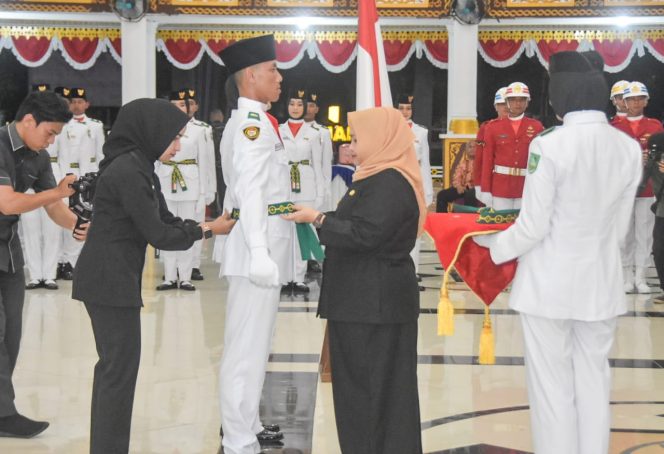
 📸 Bupati Bengkalis Kasmarni, resmi melantik 75 anggota Pasukan Pengibar Bendera Pusaka (Paskibraka) tingkat Kabupaten Bengkalis tahun 2024.