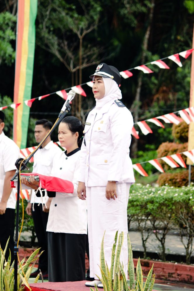 
 Pj. Kades Kelemantan Ruzini S.Pdi Saat menjadi inspektur upacara HUT RI 