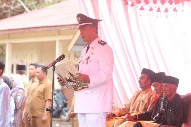 
 Pj. Kepala Desa Sungai Batang Budiman SE. MM saat membaca amanat