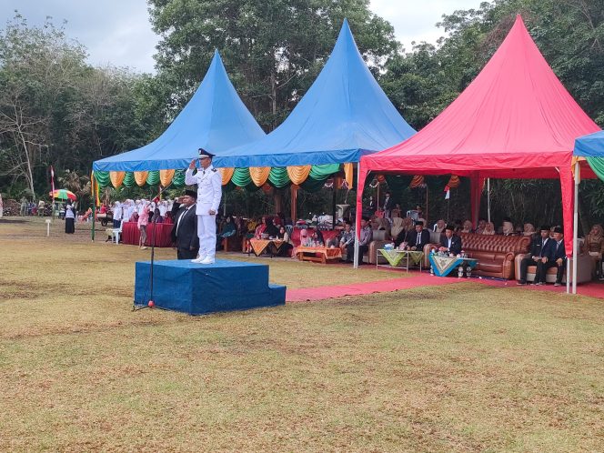 
 Pj. Kepala Desa Al Amin saat memimpin apel bengibaran bendera