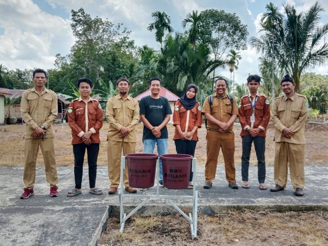 
 Ketua BPD muhammad Efendi bersama pendamping desa serta mahasiswa KKN UNRI dalam kegiatan penyerahan tong sampah
