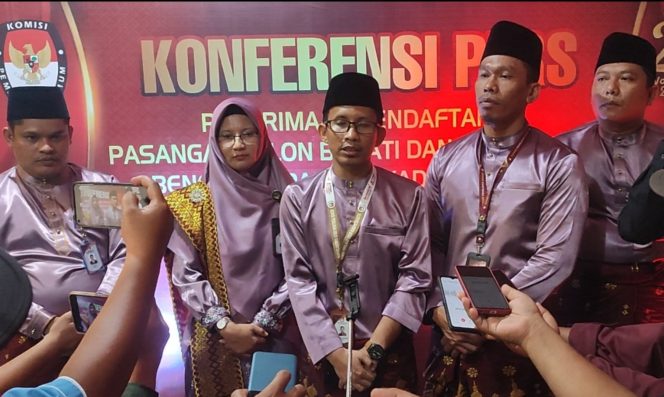 
 📸 Komisioner KPU Bengkalis: Agung Kurniawan (tengah), Mukhlasin, Sri Jumarni, Suardi dan Zulkifli.