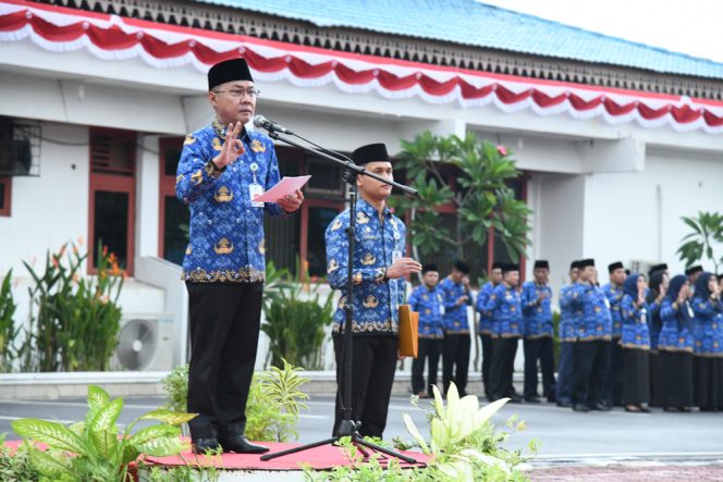 
 📸 Sekretaris Daerah (Sekda) Ersan Saputra TH, mewakili Bupati Kasmarni, saat memimpin upacara peringatan Hari Ulang Tahun (HUT) Ke-79 Kemerdekaan Republik Indonesia (RI), Sabtu, 17 Agustus 2024.