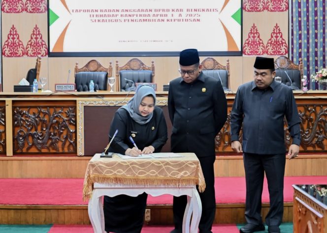 
 📸 Penandatanganan persetujuan sebagai langkah formal pengesahan antara Bupati Kasmarni dan Pimpinan DPRD, Sofyan.