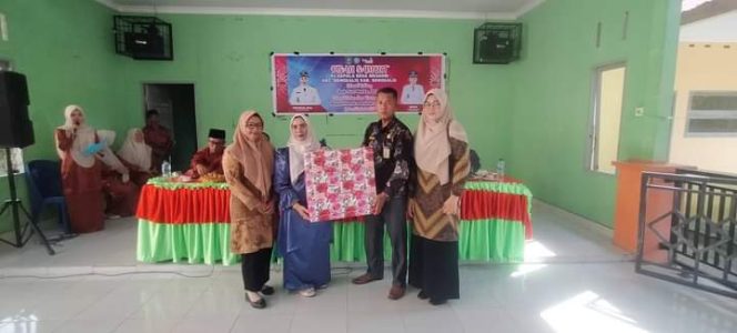 
 Acara pisah sambut Pj. Kepala Desa Meskom serta penyerahan cinderamata