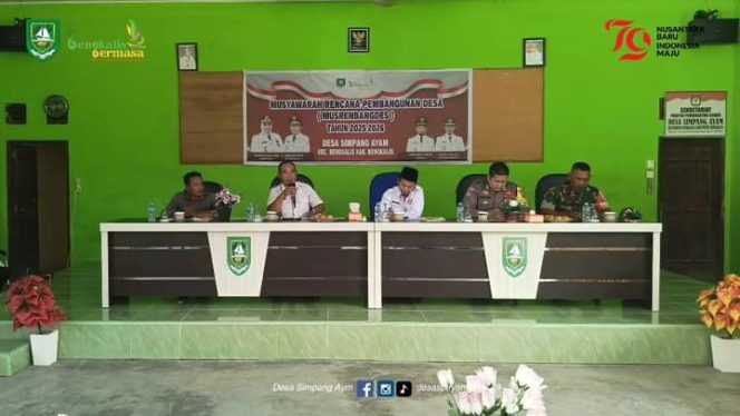 
 Pj. Kepala Desa, Muhrodin, bersama anggota DPRD dari partai Bulan Bintang Hendra Jeje, serta Kasi Kesosbud Painiwan dalam acara musrenbangdes
