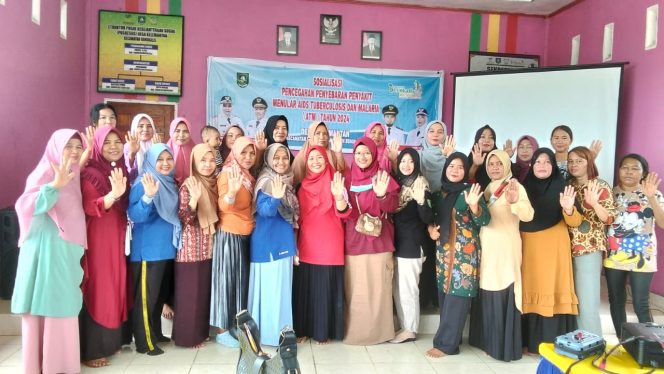 
 Pj. Kepala desa Kelemantan, Ruzini, S. Pd bersma dr. Anggi serta TP PKK diacara sosialisasi