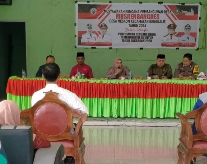 
 Pj. Kepala Desa, Susi Nelda, SE, Sy bersama Sekcam Fitra Rama, S. STP, Ketua BPD, Abu Thalib dalam pembukaan  Musrenbangdes