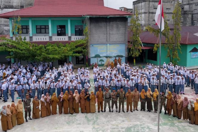 
 📸 Satuan Polisi Pamong Praja (Satpol PP) Kabupaten Bengkalis lakukan pembinaan dan penyuluhan di SMAN 3 Bengkalis.